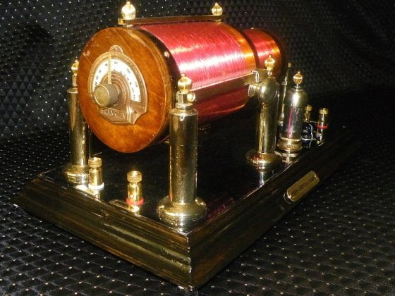 Loose coupler crystal radio, end view.